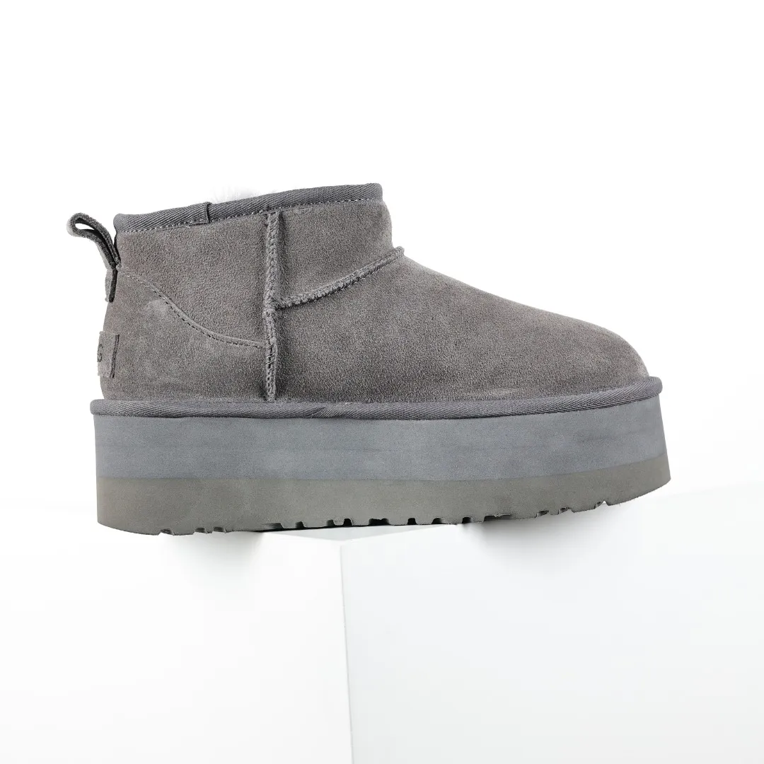 Pick up locally 💰560 Core recommendation good price It is a very suitable choice for home furnishings. In the new year, uug launched a series of styles, which are partial to the preferences of young consumers and have also moved to the forefront of fashion trends. Shoe body material: water-repellent coated suede upper, 17 mm UGGPURE™ implantable wool insole, lightweight non-slip and comfortable rubber outsole, with brand LOGO and trademark, with full packaging Size: 35 36 37 38 39 40